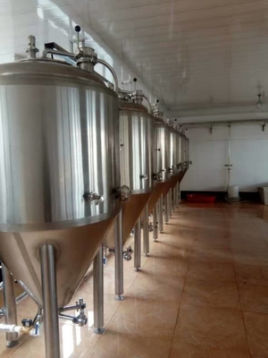 Kontrola fermentacji Przemysłowe urządzenia do produkcji piwa w pomieszczeniu laboratoryjnym