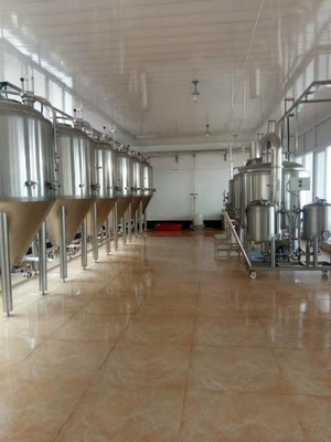 Kontrola fermentacji Przemysłowe urządzenia do produkcji piwa w pomieszczeniu laboratoryjnym