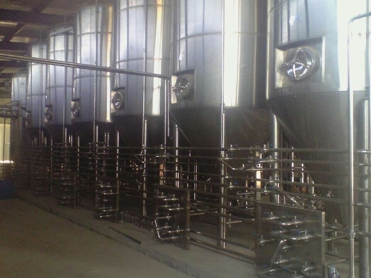 Kontrola fermentacji Przemysłowe urządzenia do produkcji piwa w pomieszczeniu laboratoryjnym
