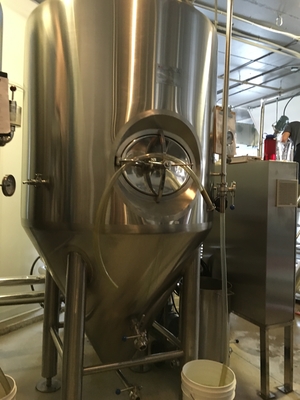 500L 1000L SS304 Wyposażenie minibrowarów &quot;pod klucz&quot; Systemy pionowe typu Brewpub