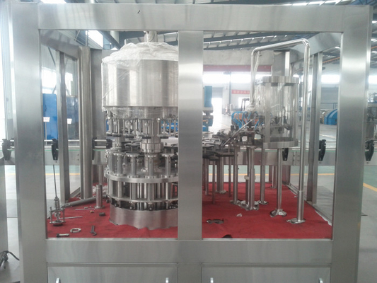 Wysoce precyzyjne urządzenie do butelkowania napojów Butelka do napełniania Wahing Corking Monoblock Machine